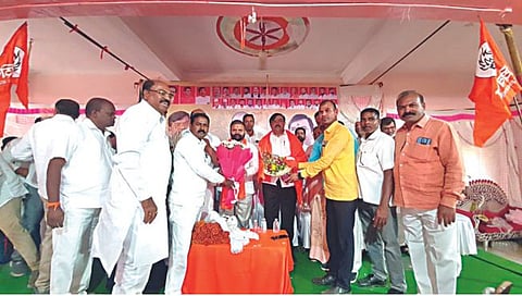 नाशिक : इगतपुरी तालुका शिवसेना ठाकरे गटाच्या वतीने नवनियुक्त लोकसभा संघटक विजय करंजकर जिल्हाप्रमुख बडगुजर यांचा सत्कार करताना पदाधिकारी.