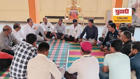 जळगाव : पवारवाडीतील विठ्ठल रुक्मिणी मंदिरात घेण्यात आलेली सकल मराठा समाजाची बैठक.