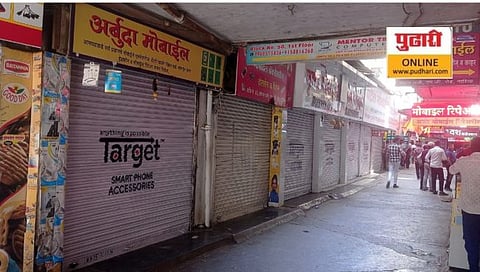 नाशिक : परप्रांतीय व्यावसायिकांनी बंद ठेवलेली दुकाने. (छाया : हेमंत घोरपडे)