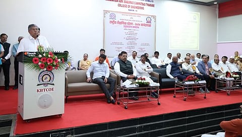 नाशिक : राष्ट्रीय शैक्षणिक धोरण २०२० आनंदशाळा कार्यशाळेत बोलताना शिक्षणमंत्री चंद्रकांत पाटील. समवेत डॉ. महेश दाबक, माजी कुलगुरू डॉ. सुहास पेडणेकर, डॉ. शैलेंद्र देवळणकर, सागर वैद्य, सहायक कुलसचिव श्रीपाद बुरकूल आदी.