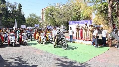 जळगावात महिला दिनानिमित्त हेल्मेट मोटर सायकल रॅली