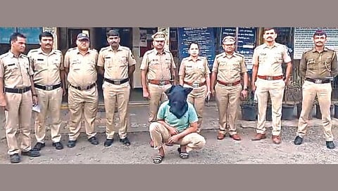 नाशिक : खुन प्रकरणी अटक केलेला संशयित चेतन घडे. समवेत उपनगर पोलिस ठाण्यातील पोलिस पथक.