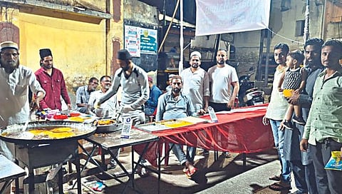 जुने नाशिक : मुलतानपुरा भागात मिनारा मशिदीजवळ रमजाननिमित्त मालपुवा खरेदीसाठी जमलेली गर्दी. (छाया : कादिर पठाण)