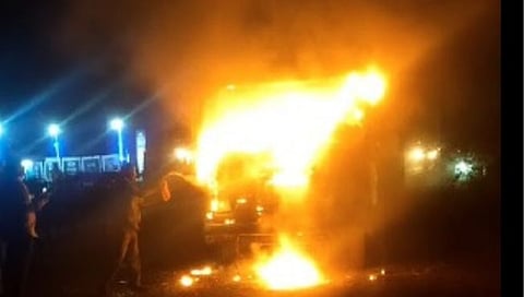 Nashik : मोहदरी घाटात बस अचानक पेटली