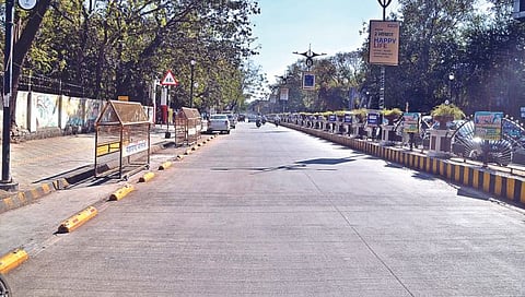 नाशिक : आठवडाभर चाललेले आदिवासी शेतकरी आंदोलन मागे घेतल्यानंतर मंगळवारी जिल्हाधिकारी कार्यालयासमोरील रस्त्याने घेतलेला मोकळा श्वास. (छाया : हेमंत घोरपडे)