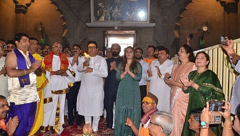 मनसेप्रमुख राज ठाकरे यांनी पूत्र अमित, स्नुषा मिताली ठाकरे यांच्यासमवेत पदाधिकाऱ्यांसोबत श्रीकाळारामाची आरती केली. (छाया : हेमंत घोरपडे.