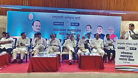 नाशिक : राष्ट्रवादीच्या पक्षांतर्गत बैठकीमध्ये बोलताना जिल्हाध्यक्ष रविंद्र पगार. व्यासपीठावर पक्षाध्यक्ष अजित पवार, प्रदेशाध्यक्ष सुनिल तटकरे आदी