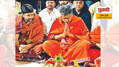 त्र्यंबकेश्वर: त्र्यंबकेश्वराची पूजा करताना रोहित पवार.