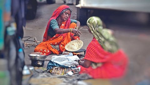 नाशिक : शेतकरी आंदोलनात सहभागी झालेल्या महिला आंदोलनकर्त्यांसाठी सायंकाळी भाकरी थापण्यात अशा मग्न झालेल्या होत्या. (छाया : हेमंत घोरपडे)