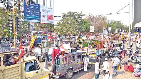 नाशिक : लेखी आश्वासन मिळाल्यानंतर परतीच्या मार्गावर निघालेले शेतकरी आंदोलक. (छाया : हेमंत घोरपडे)