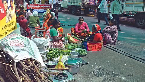 नाशिक : जिल्हाधिकारी कार्यालय परिसरात आंदोलनादरम्यान रस्त्यावरच स्वयंपाक बनवितांना आंदोलक महिला. (छाया : हेमंत घोपडे)