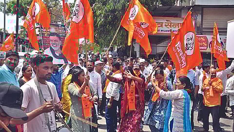 नाशिक : महाविकास आघाडीतर्फे नाशिक लोकसभा मतदारसंघातून शिवसेनेच्या ठाकरे गटाने सिन्नरचे माजी राजाभाऊ वाजे यांची उमेदवारी जाहीर केल्याने शालिमार शिवसेना कार्यालयासमोर जल्लोष करताना कार्यकर्ते (छाया : हेमंत घोरपडे)