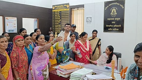 Nashik News : विभागीय अधिकाऱ्यांच्या टेबलावर गढूळ पाणी ओतण्याचा प्रयत्न