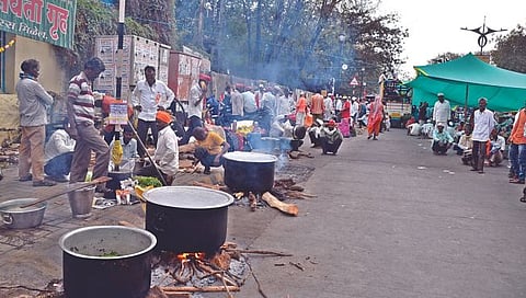 नाशिक : जेवणाची तयारी करताना आंदोलनकर्ते.(रुद्र फोटो)