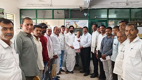 Jalgaon News : पीएम किसान, नमो शेतकरी महासन्मान निधीसाठी शेतकऱ्यांचा कृषी विभागात ठिय्या