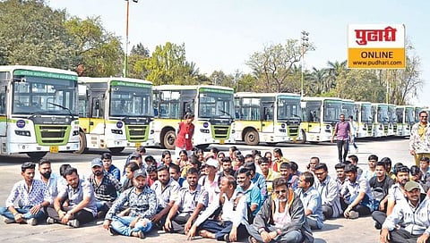 नाशिक : तपोवन येथे संपाच्या भूमिकेवर ठाम असलेले सिटीलिंक बससेवा कर्मचारी. (छाया : हेमंत घोरपडे)