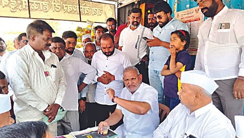 डुबेरे : ग्रामस्थांसमवेत आमदार माणिकराव कोकाटे यांची रंगलेली गप्पांची मैफल.