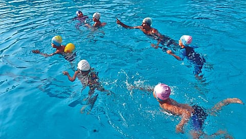 नाशिक : वीर सावरकर तलाव येथे विशेष मुलांना प्रशिक्षण देताना प्रशिक्षक अनिल निगळ. (छाया : आनंद बोरा)