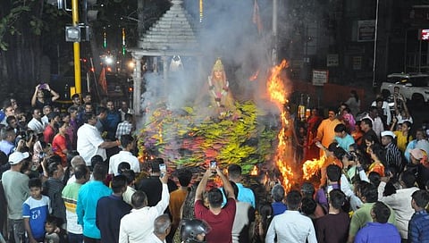 नाशिक : बंधुभाव आणि प्रेमाचे प्रतिक मानला जाणारा होळीचा सण रविवारी (दि. २४) उत्साहात साजरा करण्यात आला. नाशिककरांनी पारंपरिक पद्धतीने होलिकोत्सवातून नकारात्मक विचारांचे दहन केले. (छाया: रुद्र फोटो)