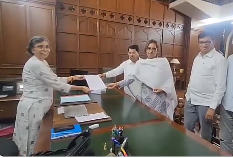 वडेट्टीवार, थोरात यांनी रश्मी शुक्लांची भेट घेतली