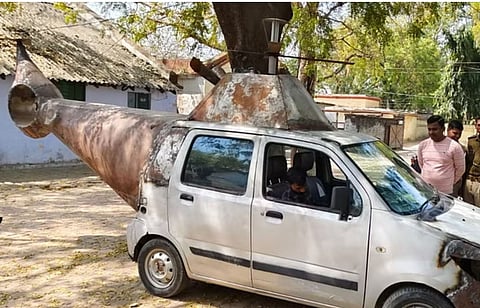 कारला हेलिकॉप्टरचे रुप देण्याची हौस दोन भावांच्या चांगलीच महागात पडली आहे.