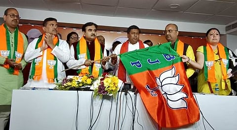 कोलकाता उच्च न्यायालयाचे माजी न्यायमूर्ती अभिजीत गंगोपाध्याय यांनी अखेर आज भाजपमध्ये प्रवेश केला.