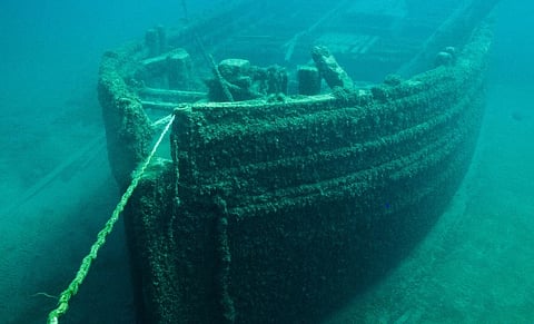 ब्रिटनमध्ये ३८३ वर्षांपूर्वी समुद्रात बुडालेल्या 'मर्चंट रॉयल या जहाजाच्या अवशेषाचा शोध पुढील महिन्यापासून घेण्यात येणार आहे.