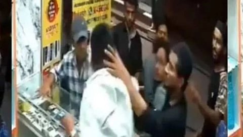 अजानच्या वेळी हनुमान चालीसा लावल्याने तरुणाला बेदम मारहाण, बंगळुरुमधील घटना