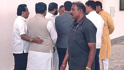 कोल्हापूरच्या उमेदवारीवर विमानतळावर खल; मुख्यमंत्री शिंदे यांची खा. मंडलिक, आ. आबिटकर यांच्याशी चर्चा