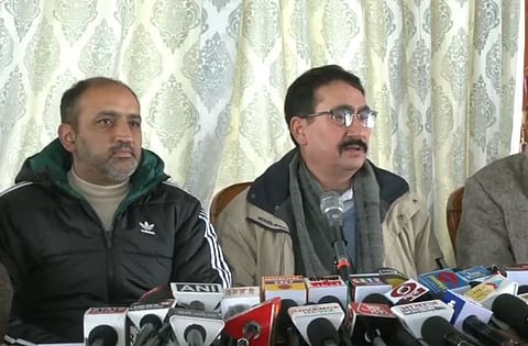 माध्यमांशी बाेलताना काँग्रेसचे बंडखाेर आमदार राजिंदर राणा.