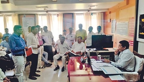 कोल्हापूर : शिक्षणाधिकार्यांसमोरच टक्केवारीवर चर्चा; आ. आसगावकरांकडून शिक्षण विभागाचे अधिकारी धारेवर