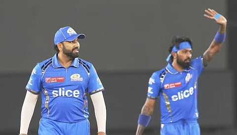 हार्दिक पंड्याने क्षेत्ररक्षणासाठी रोहित शर्माला दिलेली ऑर्डर चाहत्यांच्या पचनी पडलेली नाही. ते हार्दिकला पुन्हा एकदा तुफान ट्रोल करत आहेत.