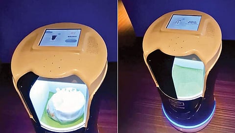चीनमध्ये रोबोकडून हॉटेल रूमवर फूड डीलिव्हरी