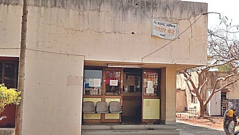 दिंडोरी: ओस पडलेले बीएसएनएल कार्यालय. (छाया: अशोक निकम)