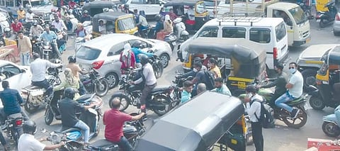 भिगवण चौकात वाहतूक कोंडी नित्याचीच! प्रवाशांना मोठा मनस्ताप