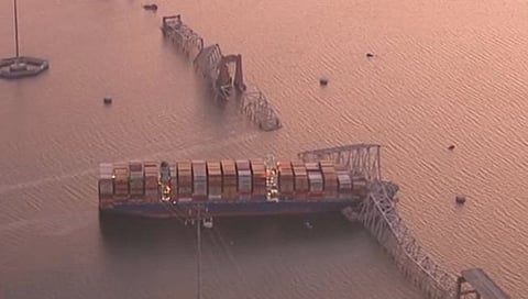 Baltimore bridge collapses | जहाजाच्या धडकेनंतर अमेरिकेतील बाल्टिमोर पूल कोसळला, सुमारे २० जण बेपत्ता (व्हिडिओ)