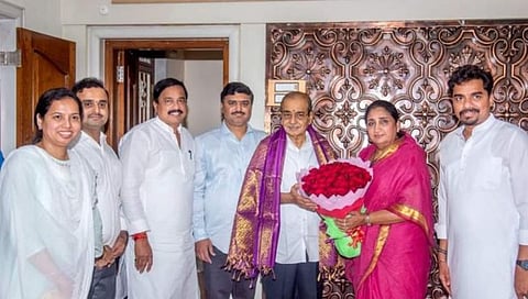 Raigad : सुनिल तटकरे, सुनेत्रा पवार यांनी घेतली आप्पासाहेब धर्माधिकारी यांची भेट