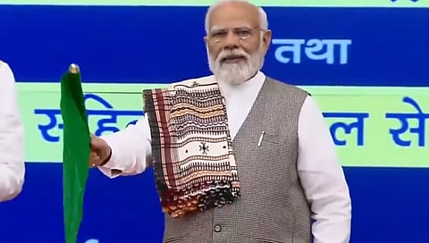 Vande Bharat trains | अहमदाबाद-मुंबईसह १० वंदे भारत रेल्वेंना पीएम मोदींनी दाखवला हिरवा झेंडा
