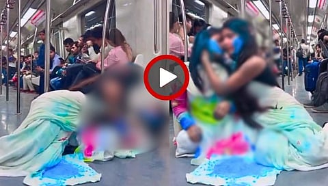 Delhi Metro Viral VIdeo : रंगपंचमीच्या मूडमध्ये तरुणींचा अश्लिल हावभावात व्हिडिओ! रामलीलाच्या गाण्यावर मेट्रोमधील शुटींग सापडले वादात