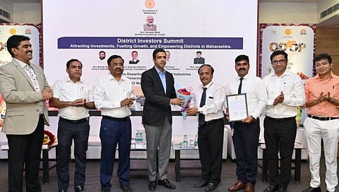 नाशिक : गुंतवणूक परिषदेत जिल्हाधिकारी जलज शर्मा यांचा सत्कार करताना श्री. व्यास. समवेत धनंजय बेळे, नितीन गवळी, संदीप पाटील आदी.