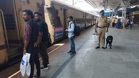 परभणी : डॉग तेजाकडून सेलू स्थानकासह रेल्वे गाड्यांची तपासणी