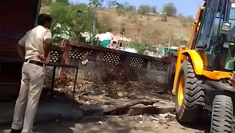 हिंगोली : औंढा नागनाथ येथील पर्यटन निवास परिसरातील अतिक्रमण हटविले