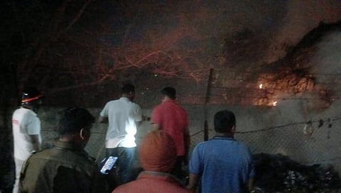 छत्रपती संभाजीनगर : छावणी परिसरात कचऱ्याला आग, सैन्य दलाच्या भिंतीपलीकडे आगीचे लोट