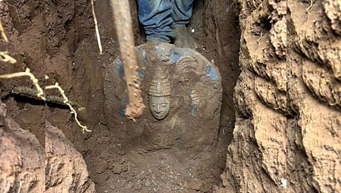 सिंधुदुर्ग : देवगडच्या पडेल येथील संकेश्वर मंदिराजवळ खुदाई कामादरम्यान सापडली प्राचीन मुर्ती