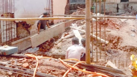 कोल्हापूर : गांधीनगरमधील बेकायदा बांधकामे रोखणार कोण?