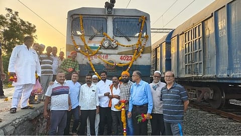 परभणी : जनशताब्दी एक्सप्रेसचे सेलू रेल्वे स्थानकात स्वागत