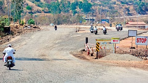 कोल्हापूर-रत्नागिरी महामार्गावर जीवघेणी कसरत