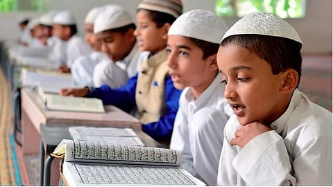 यूपीतील सर्व मदरसे होणार बंद; 26 लाख मुस्लिम विद्यार्थ्यांना मिळणार सरकारी शाळेत प्रवेश