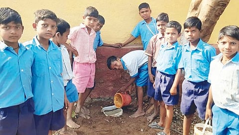 मालेगाव : तालुक्यातील उंबरदे जिल्हा परिषद शाळेत ‘पक्षी वाचवा अभियाना’मध्ये पक्ष्यांसाठी
पाण्याची सोय करताना विद्यार्थी.