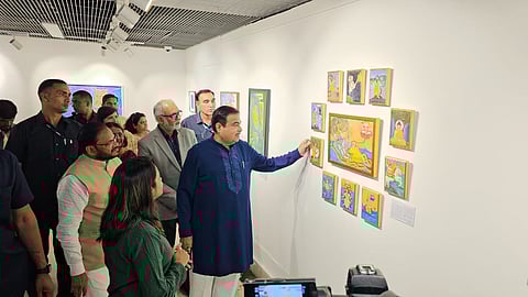 Manali Bonde : युवा चित्रकार मनाली बोंडे यांच्या ‘वसुधैव कुटुंबकम’ चित्र प्रदर्शनाचे नितीन गडकरींकडून कौतुक